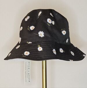 Alice + Olivia Black Daisy Print Bucket Hat